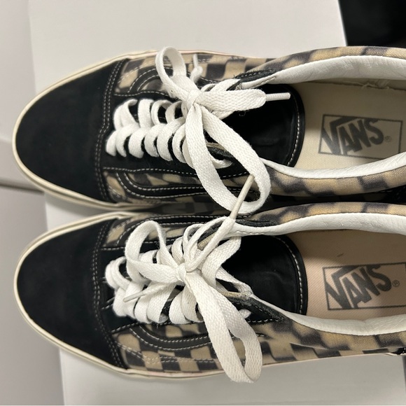 It’s a a vans shoes. Size US 10.5. Good condition - Picture 2 of 4